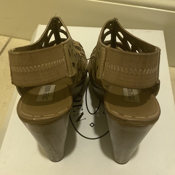 Pre-loved Steve Madden high heels taupe elastic band - Picture 4 of 4